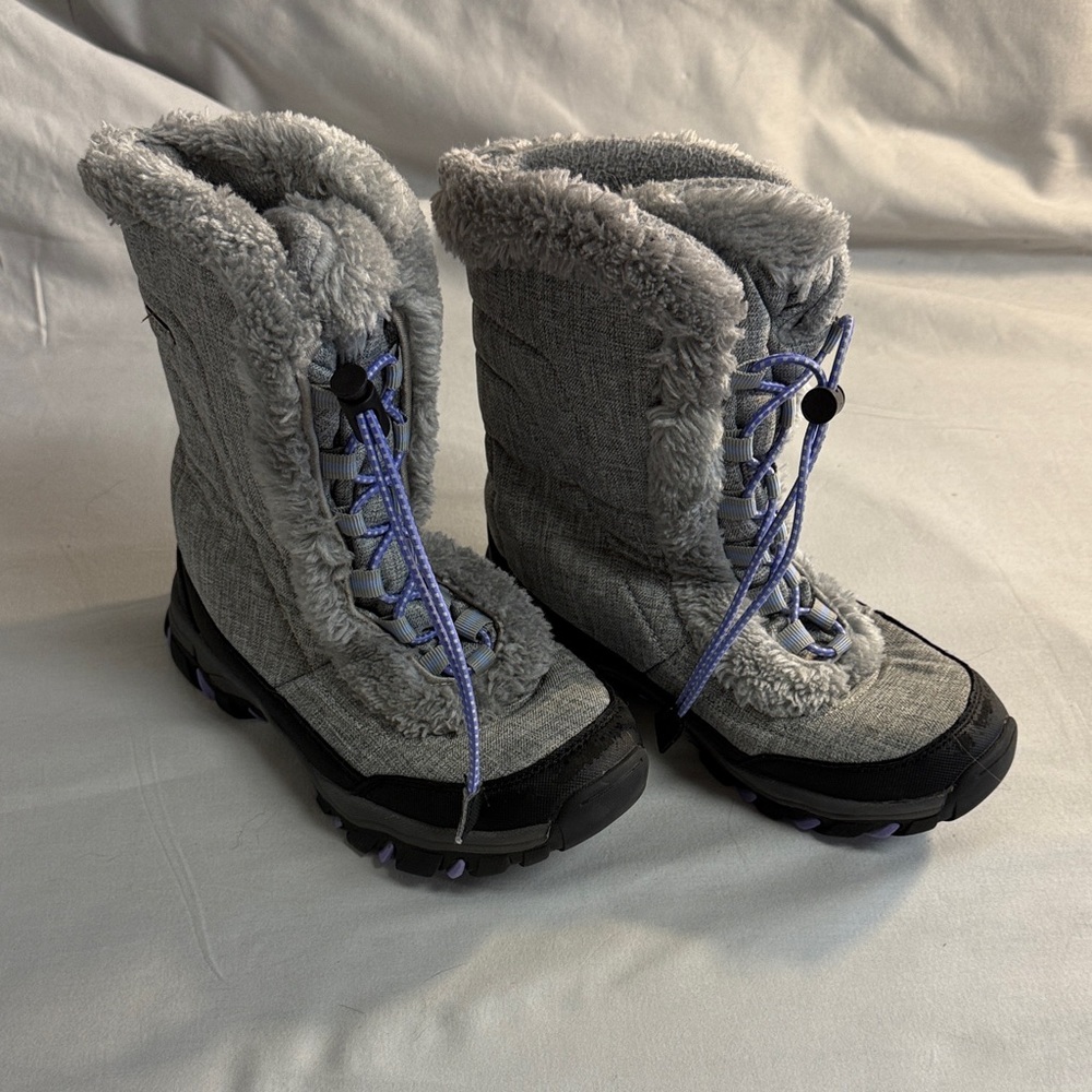 ⭐️ Isodry Cozy Gray and Black Winter Boots with plush lining